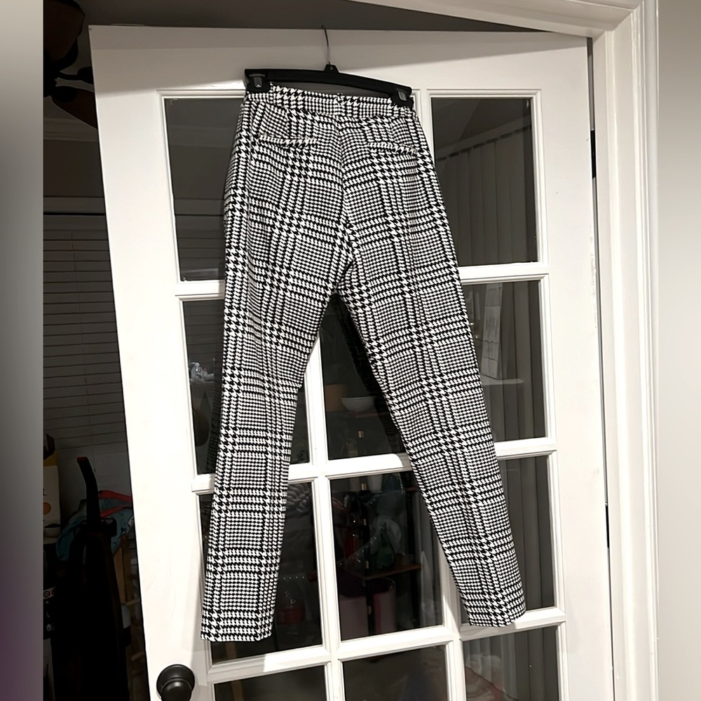 These slim fit ankle pants by Michael Kors are designed with attractive piping